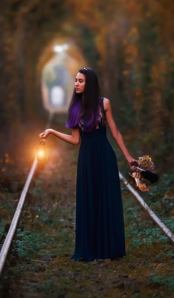 Девушка брюнетка стоит в тоннеле любви