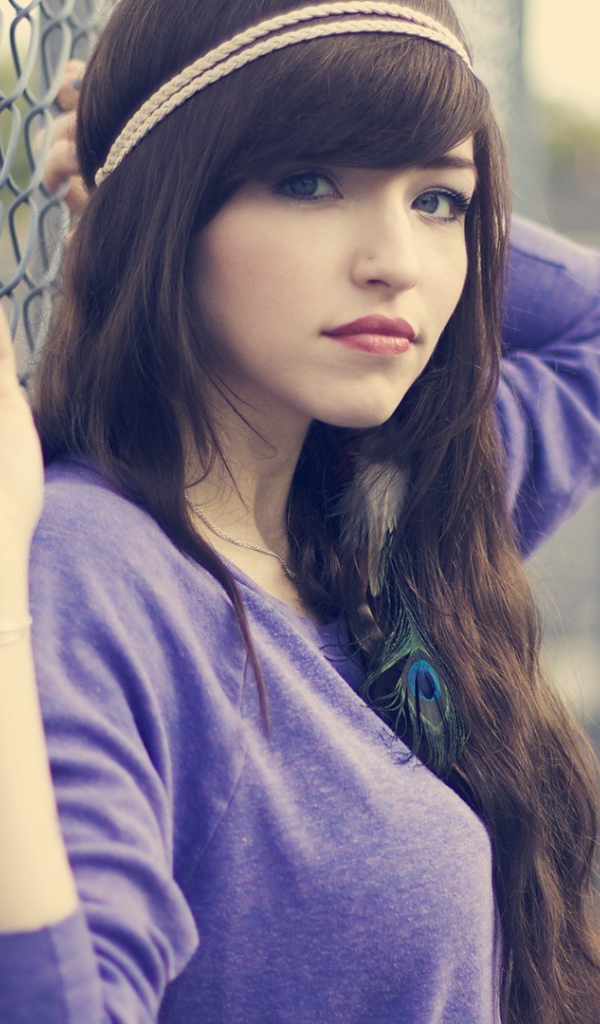 Девушка брюнетка с повязкой на голове