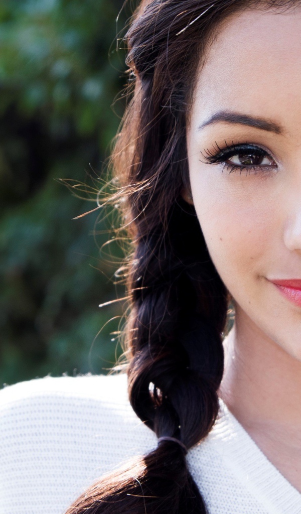 Волосы брюнетки заплетены в косу