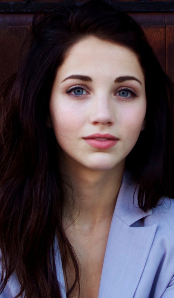 Брюнетка у коричневой двери