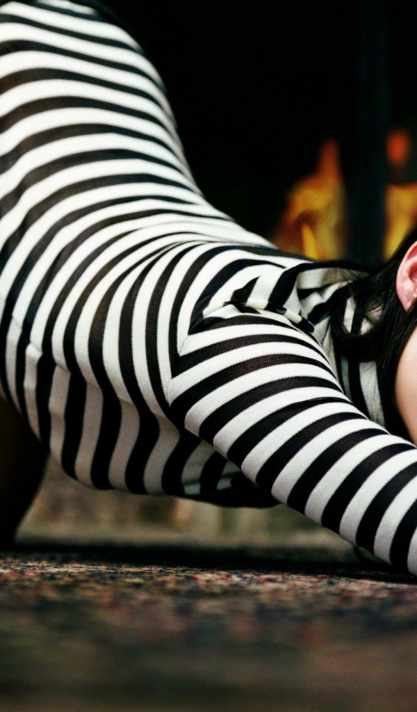 Брюнетка в тельняшке