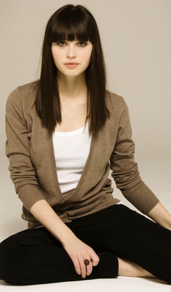 Брюнетка модель Фелисити Джонс