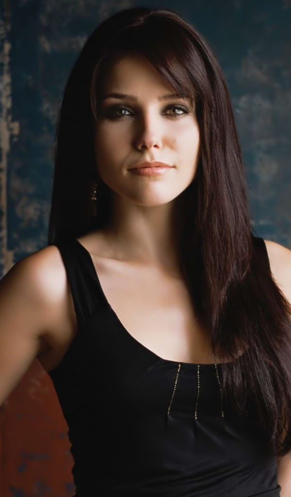 Модель брюнетка София Буш