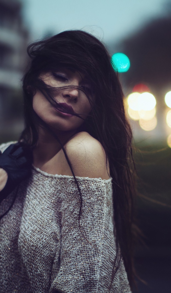 Брюнетка на ночной улице