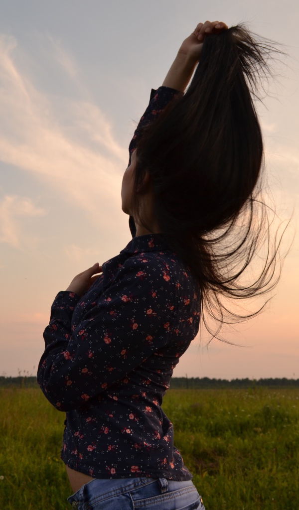 Брюнетка подняла свои волосы