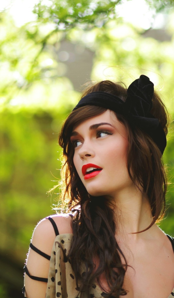 Брюнетка с черной повязкой на волосах