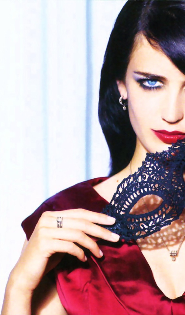 Брюнетка с черной маской