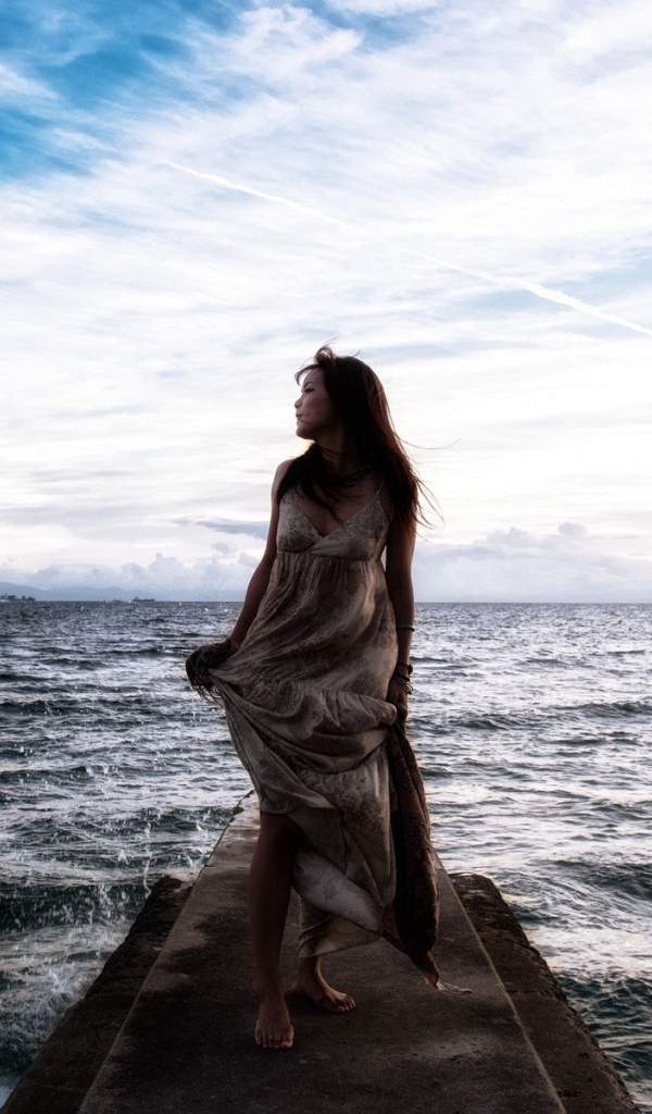 Спокойное море за спиной у девушки