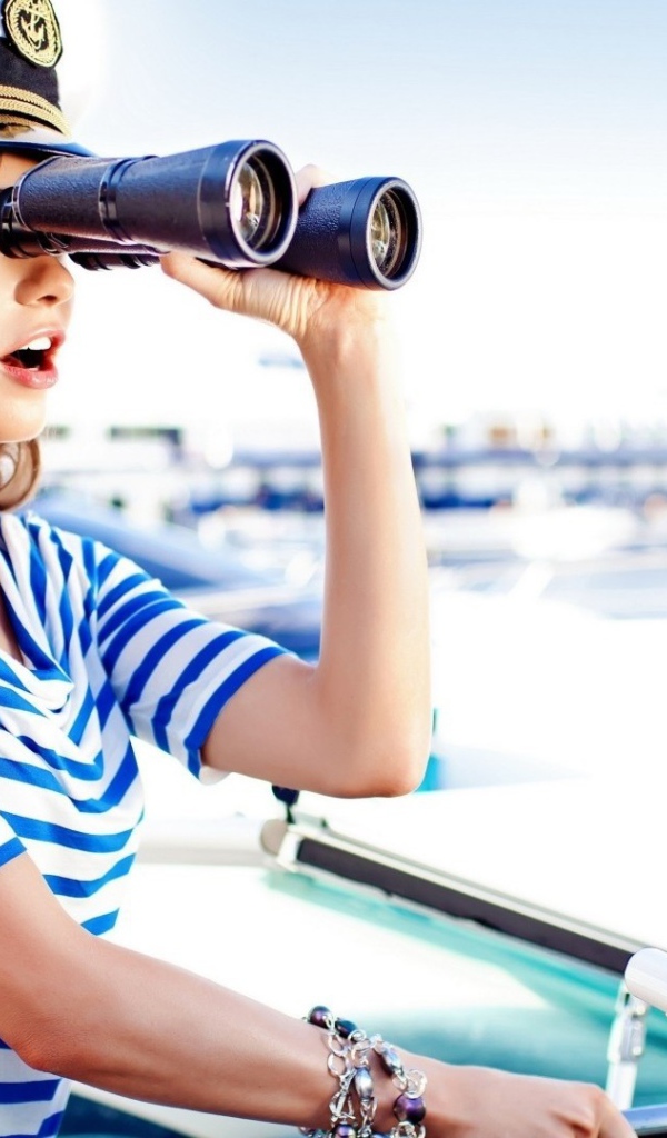 Девушка капитан смотрит в бинокль