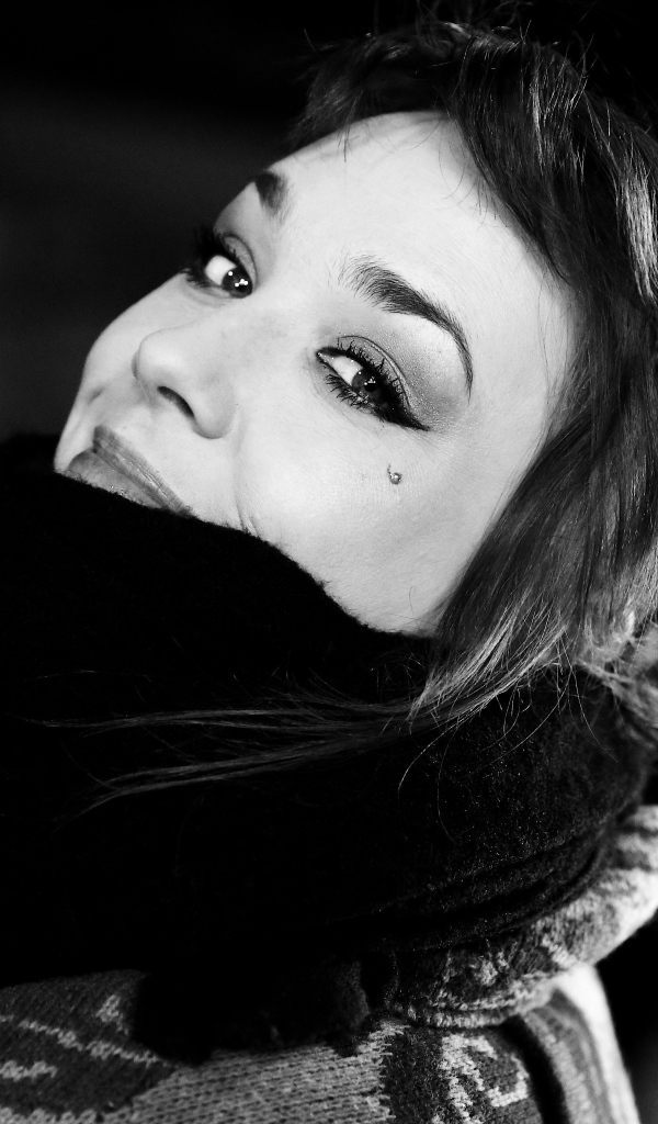 Веселая девушка в зимнем шарфе