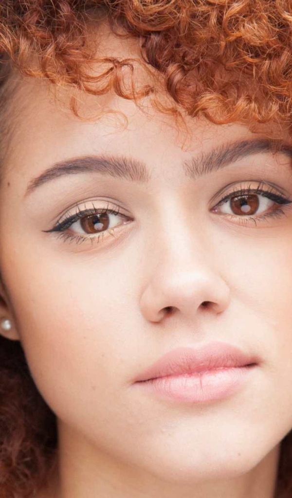 Кудри у рыжей девушки, модель