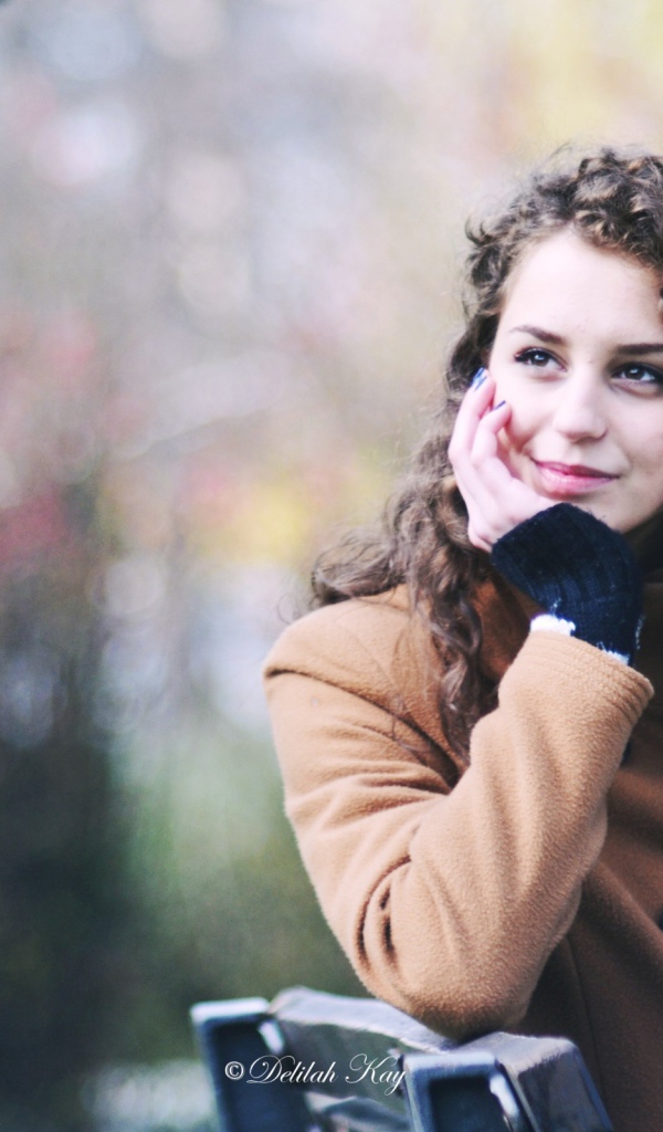 Кучерявая девушка замечталась