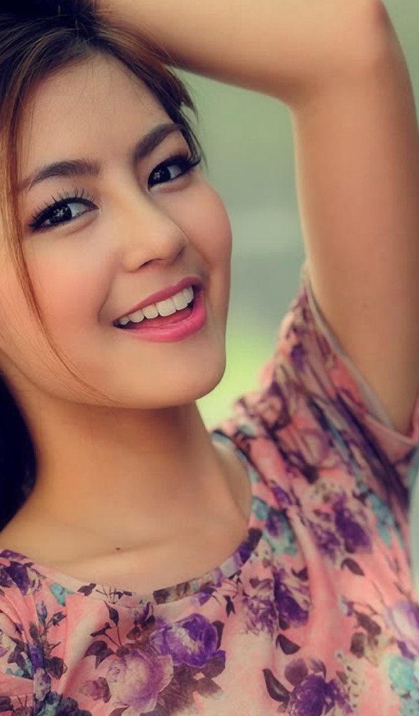 Милая японка запрокинула голову