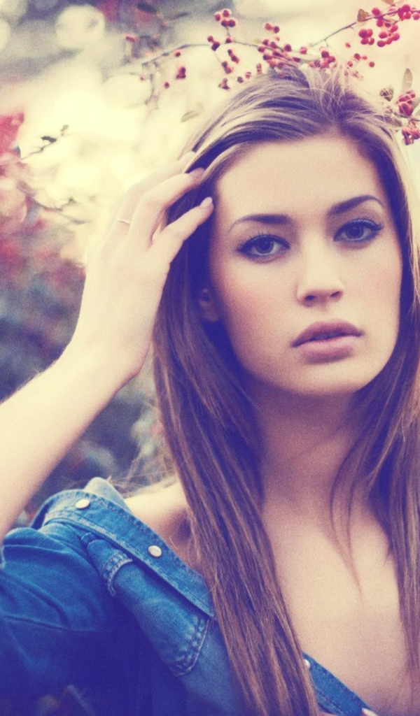 Милая брюнетка на фоне рябины