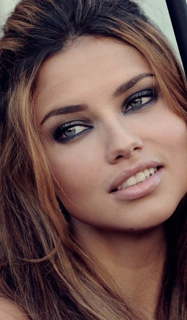 Бриллиантовое кольцо на руке девушки