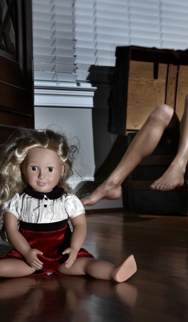 Кукла и девушка в сундуке