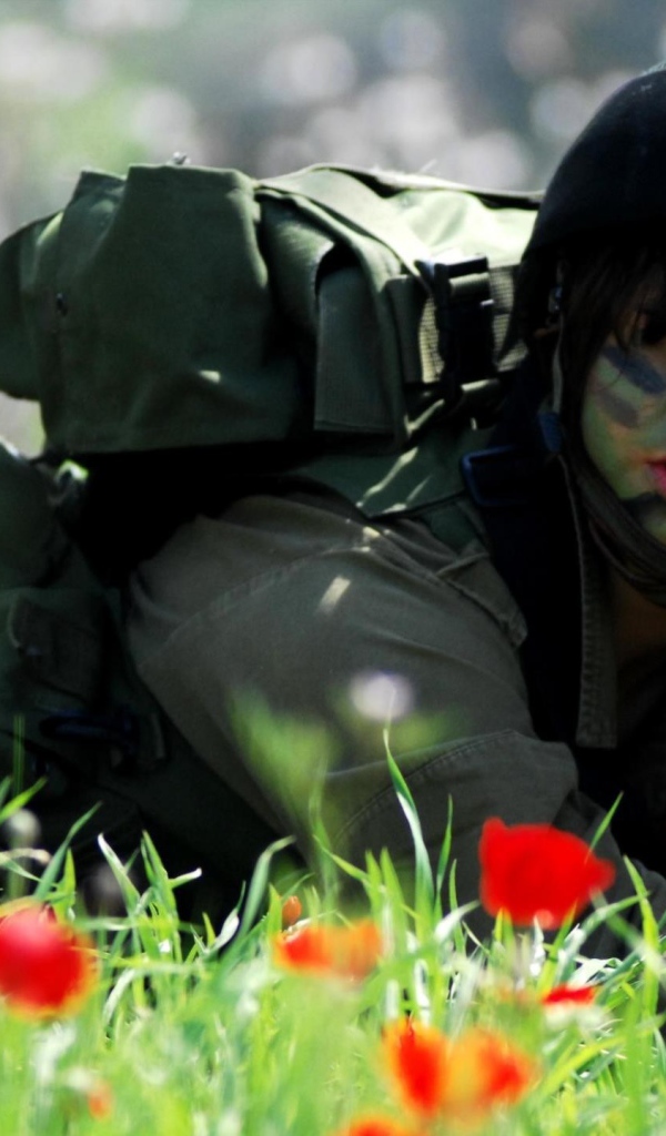 Женщина солдат в поле маков