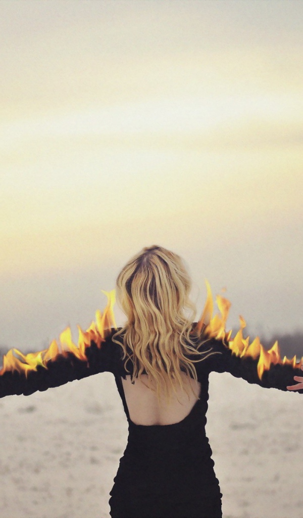 Пламя на руках у девушки