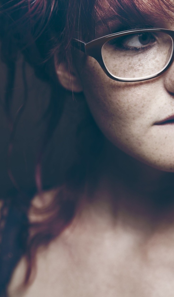 Веснушчатая девушка в очках