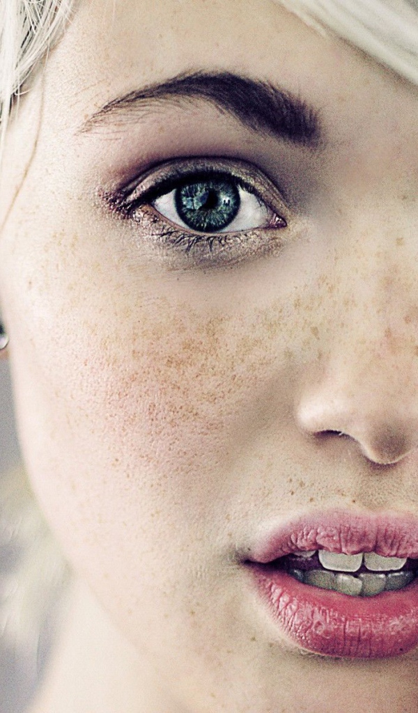 Веснушчатая модель Devon Jade