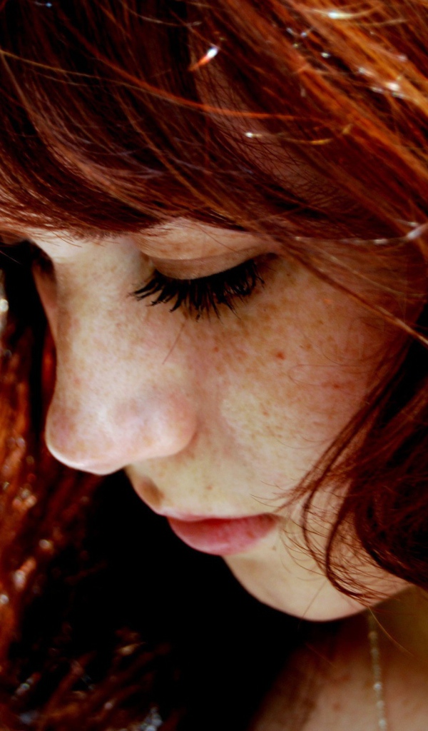 Веснушчатая рыжеволосая девушка