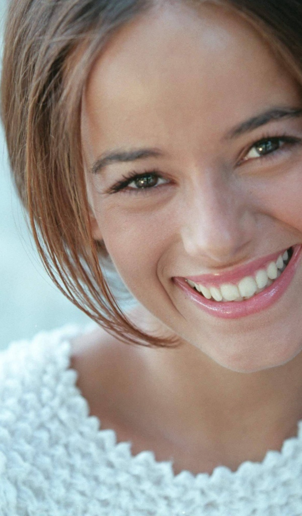 Французская певица Alizee в белом свитере