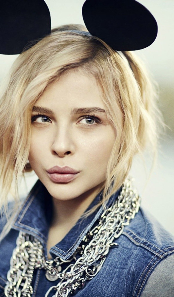 Забавные ушки у Хлои Грейс Моретц