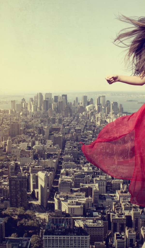 Девушка акробат над городом