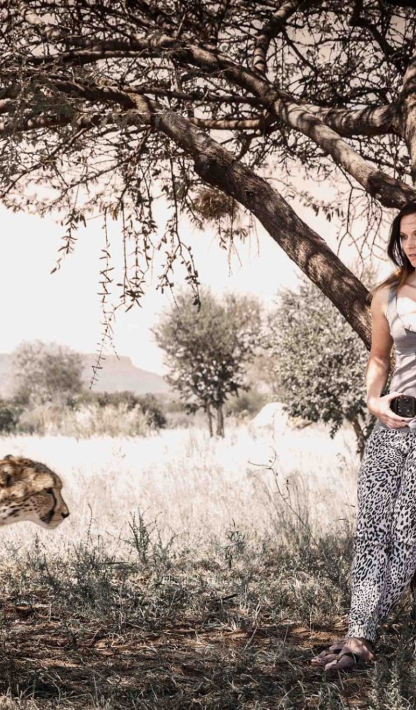 Девушка среди леопардов