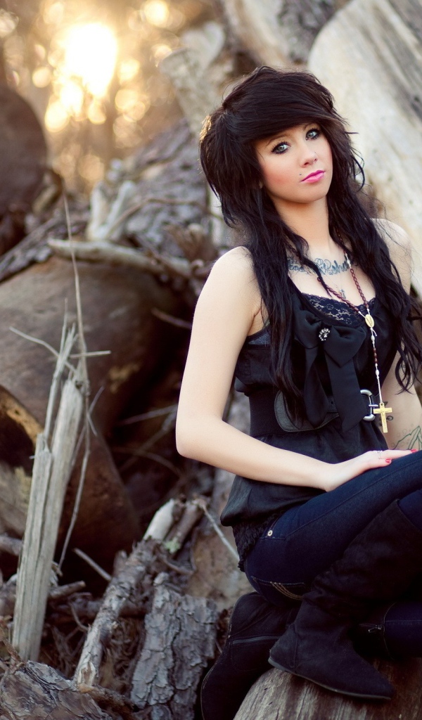 Девушка среди обломков больших деревьев