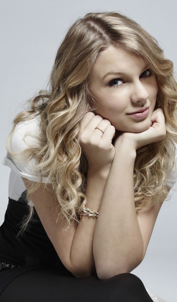 Девушка и белая собака