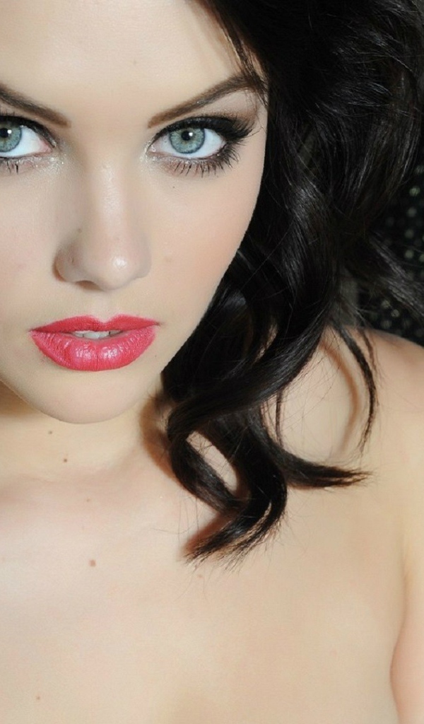 Девушка брюнетка Мелисса Кларк