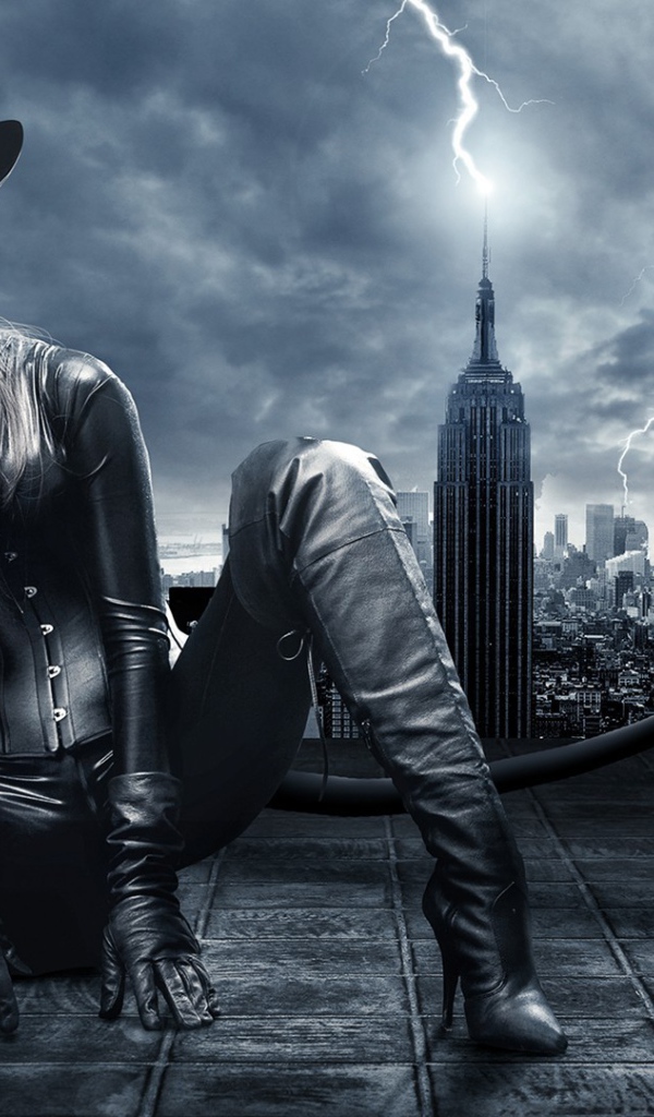 Девушка кошка на крыше небоскреба