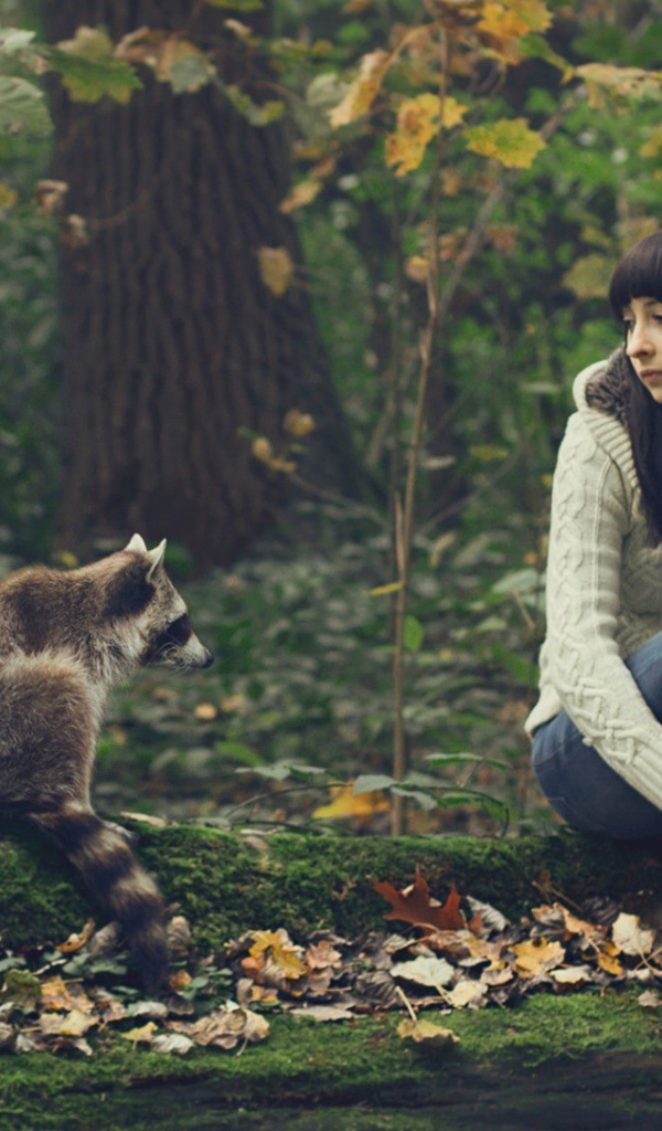 Девушка общается с опоссумом