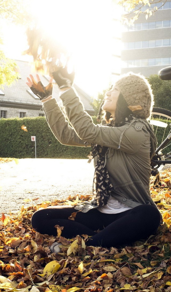 Девушка радуется осеннему солнцу