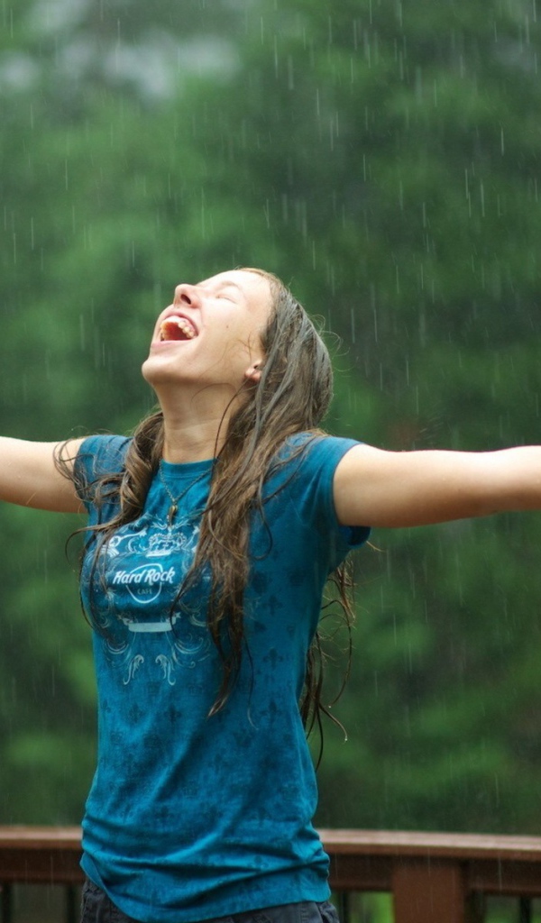 Девушка радуется летнему дождю