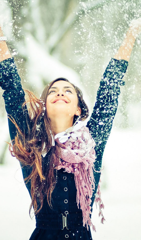 Девушка радуется снегу