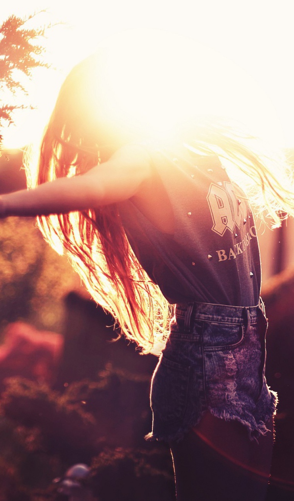 Девушка радуется солнцу