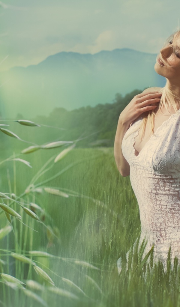 Девушка идет по полю зеленого овса