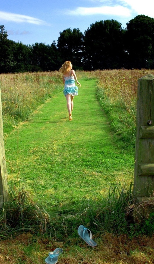 Девушка идет по полю на ферме