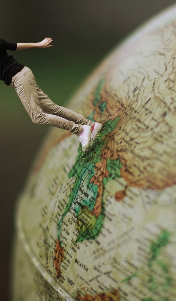 Девушка идет по глобусу