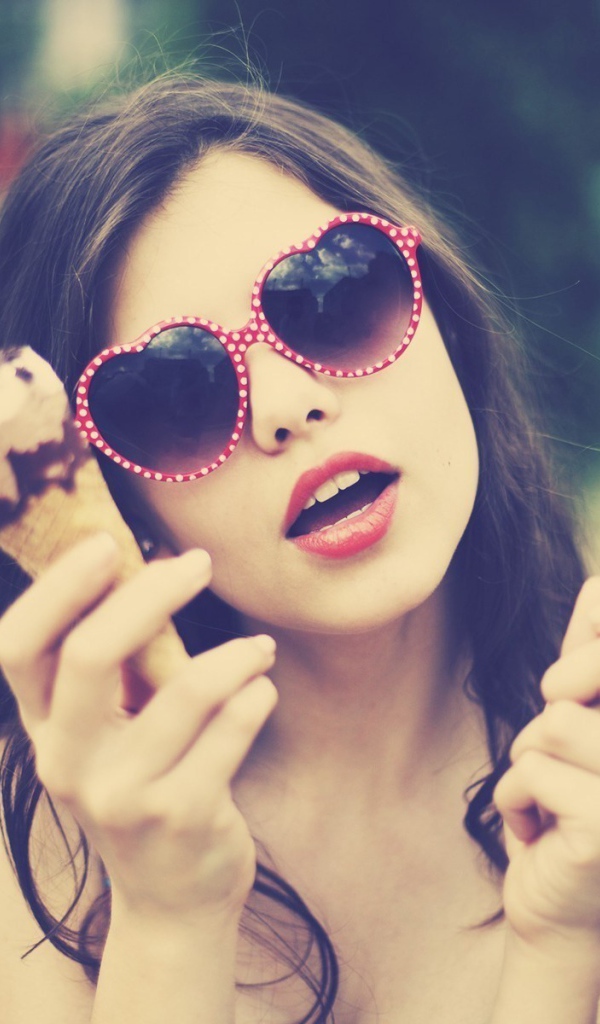 Девушка держит в руках мороженое