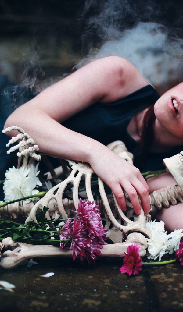 Девушка обнимает скелет