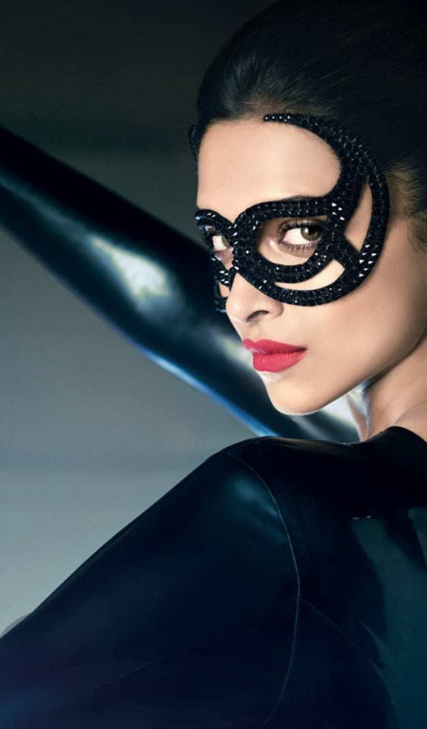 Девушка в венецианской маске