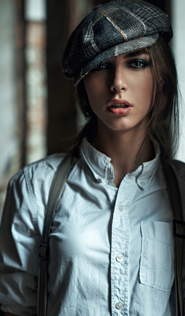 Девушка в берете курит сигарету