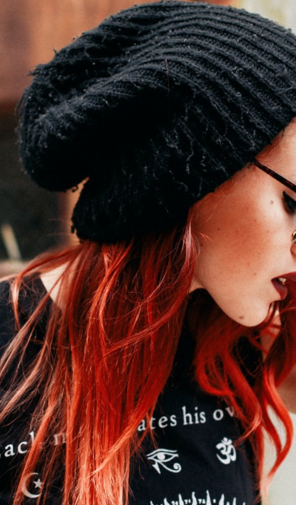 Девушка в черной вязанной шапке