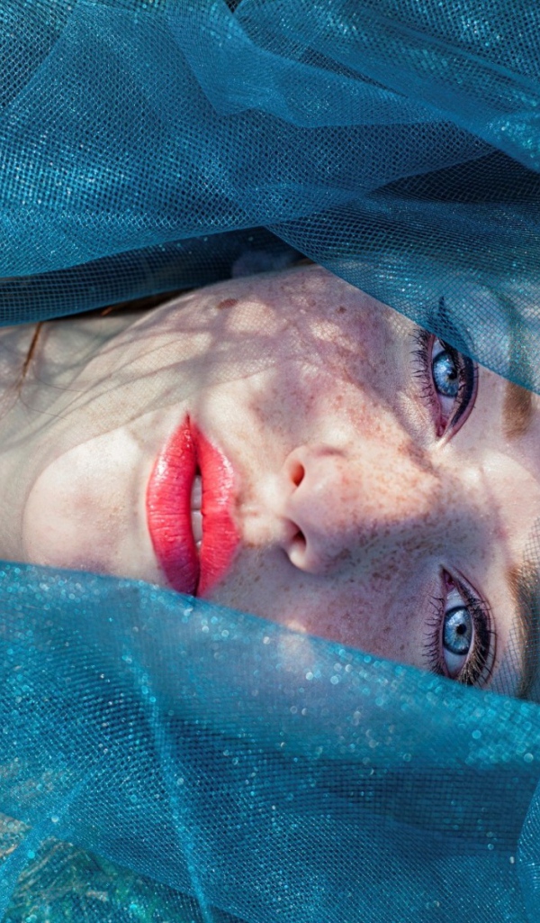 Девушка в голубой сетке