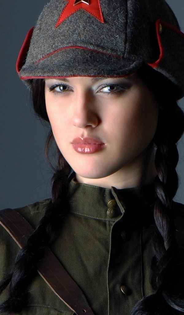 Девушка в шапке-буденовке