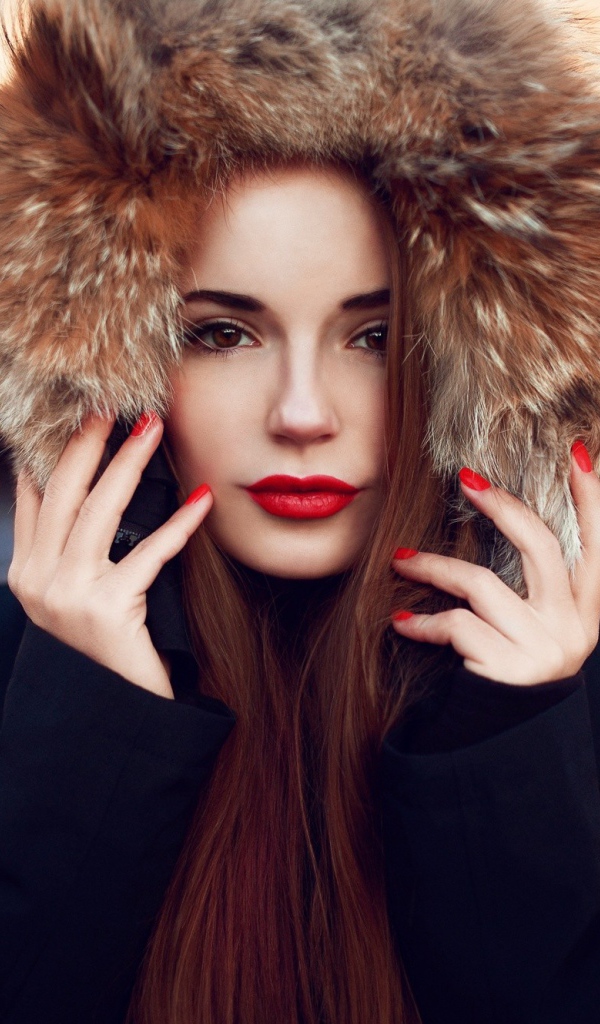 Девушка в меховом капюшоне