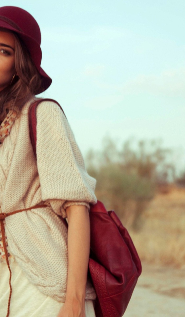 Девушка в красной шляпе